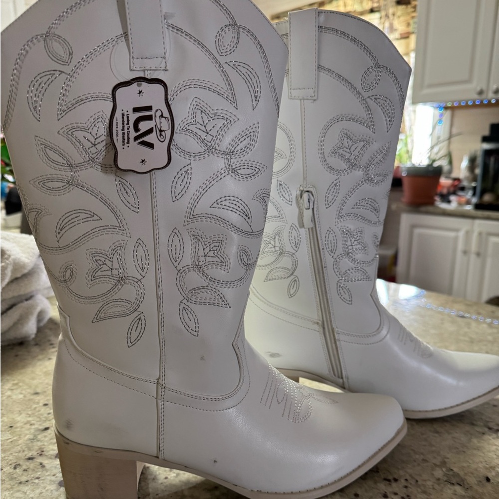 NWT white Cowboy boots